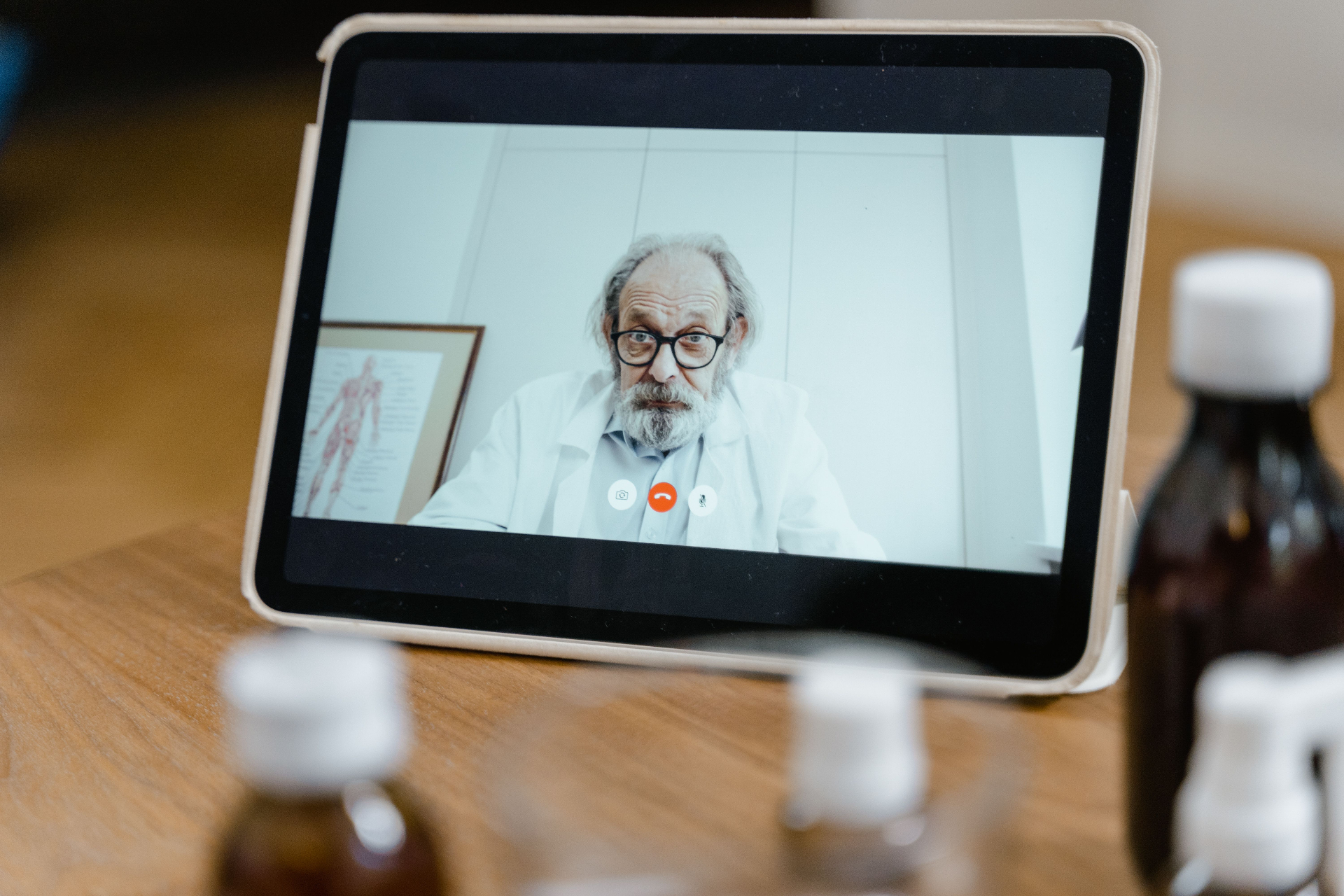 Médecin référent en consultation vidéo sur tablette depuis son cabinet